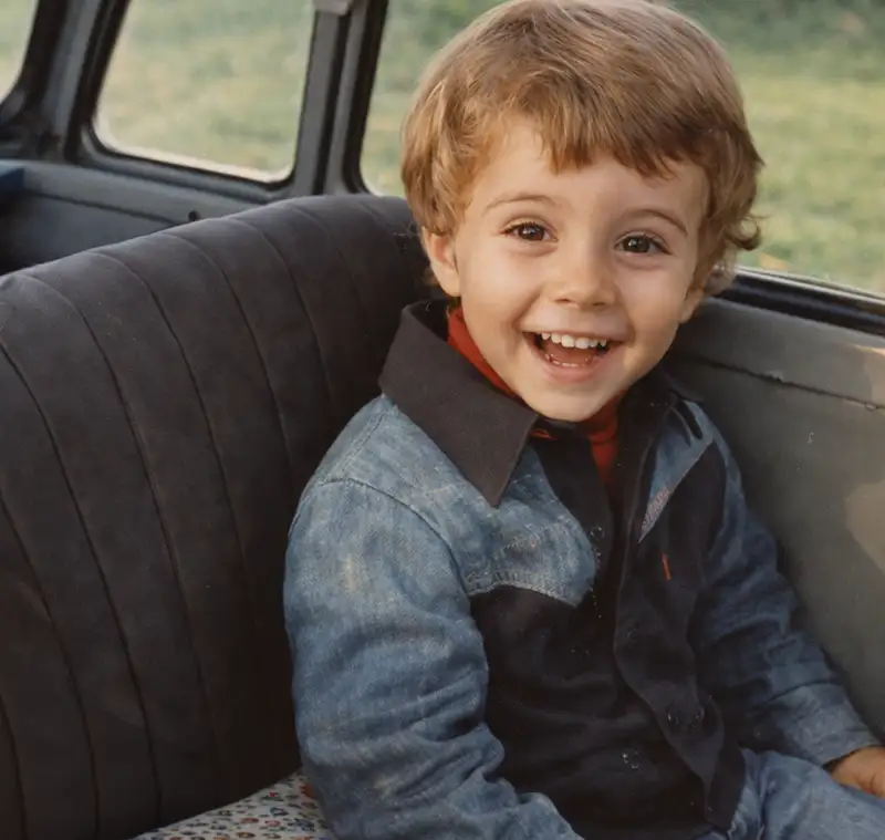 moi-enfant-souriant-dans une 2CV.